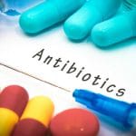 کاربرد آنتی بیوتیک چیست؟ نحوه‌ی مصرف و اثرات جانبی